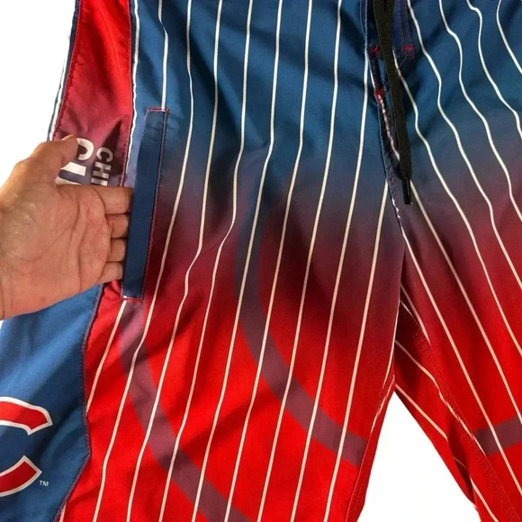 Chicago Cubs MLB Board Shorts Mens Red Blue Striped Size 32 Zip Pocket - Picture 3 of 15